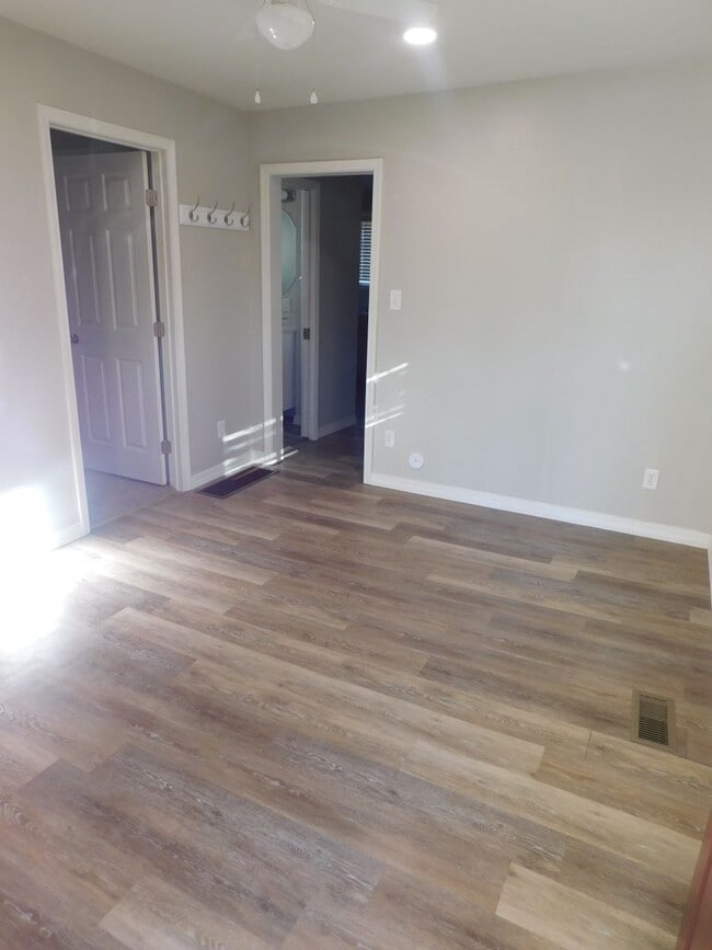 Foto del edificio - Central Air! Updated 2 Bedroom/1 Bath Rancher - $1,100/$1,650