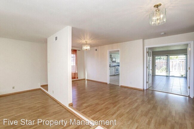 Building Photo - 6 br, 3 bath House - 940 Laguna Circle