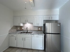 Building Photo - 6713 Escondido Dr