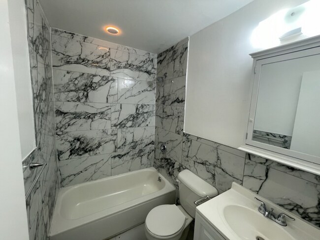 Foto del edificio - 694 E 102nd St