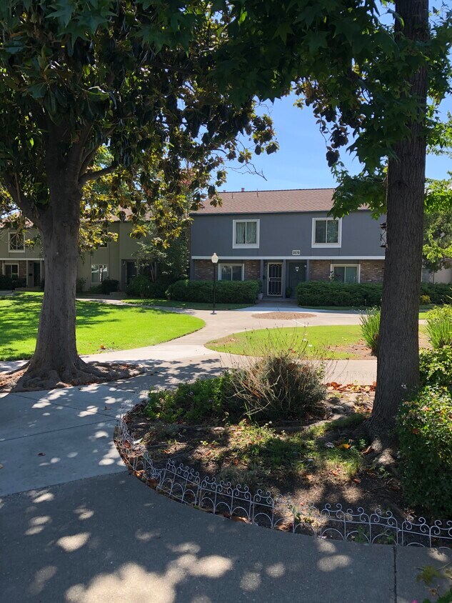 Entrance to the building - 3570 Northwood Dr