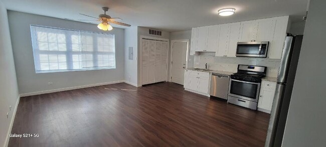 Foto del edificio - 7441 N Rogers Ave