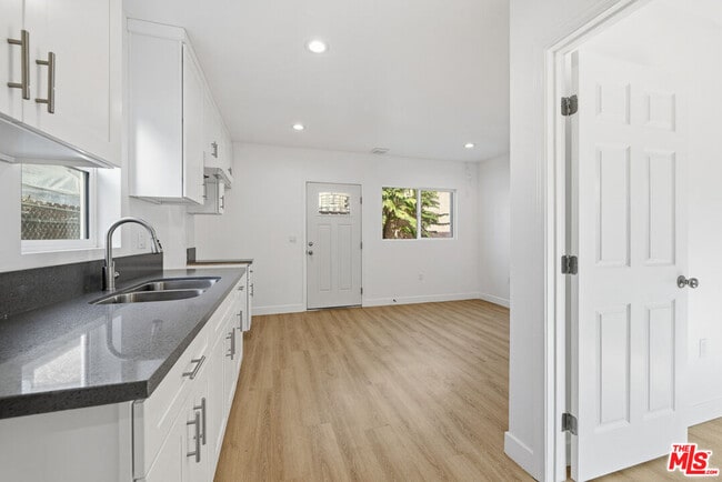 Building Photo - 222 E Vernon Ave