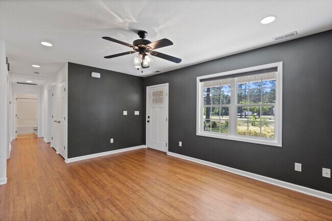 Foto del edificio - 117 Brian's Woods Rd