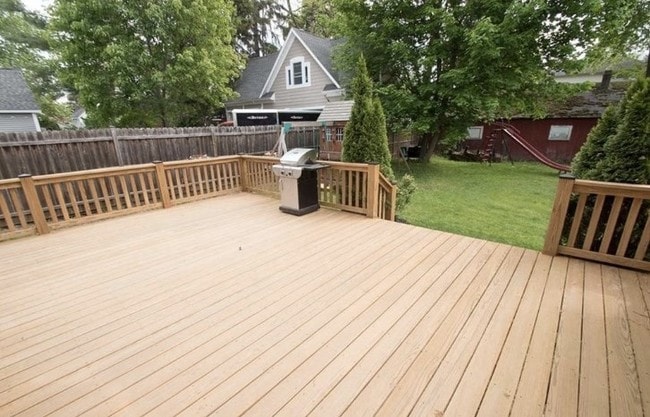 Building Photo - 69 Filkins St