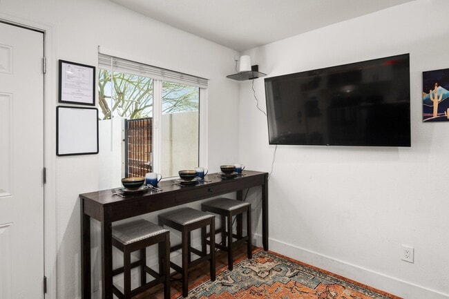 Photo - 1110 E Polk St Apartment