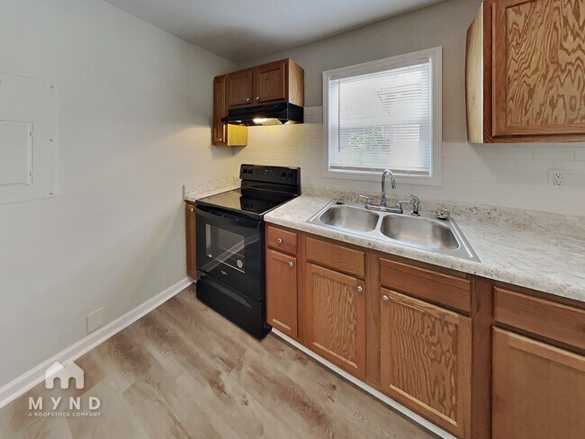 Foto del edificio - 713 Woodward Rd