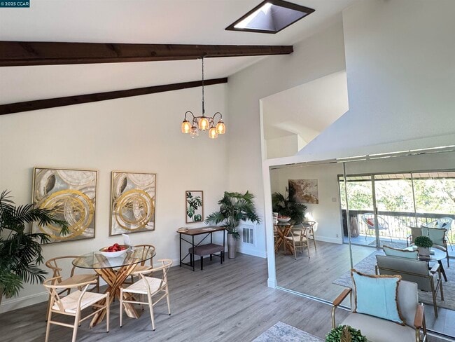 Building Photo - 2075 Ascot Dr