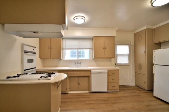 Building Photo - 3 Bedroom Home - Close to Everything!