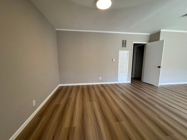 Building Photo - 337 Rexford Dr
