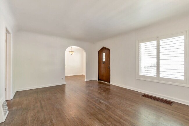 Building Photo - AVAILABLE NOW - Charming Sugar House Bungalow