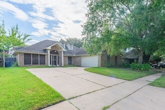Building Photo - 1813 Oakwood Dr E