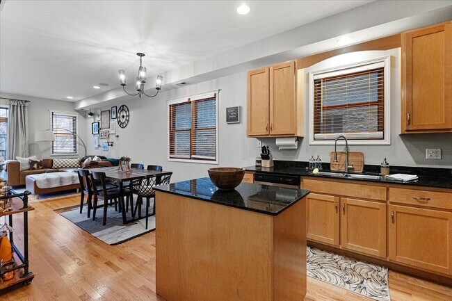 Building Photo - Prime 2 bed condo in old town