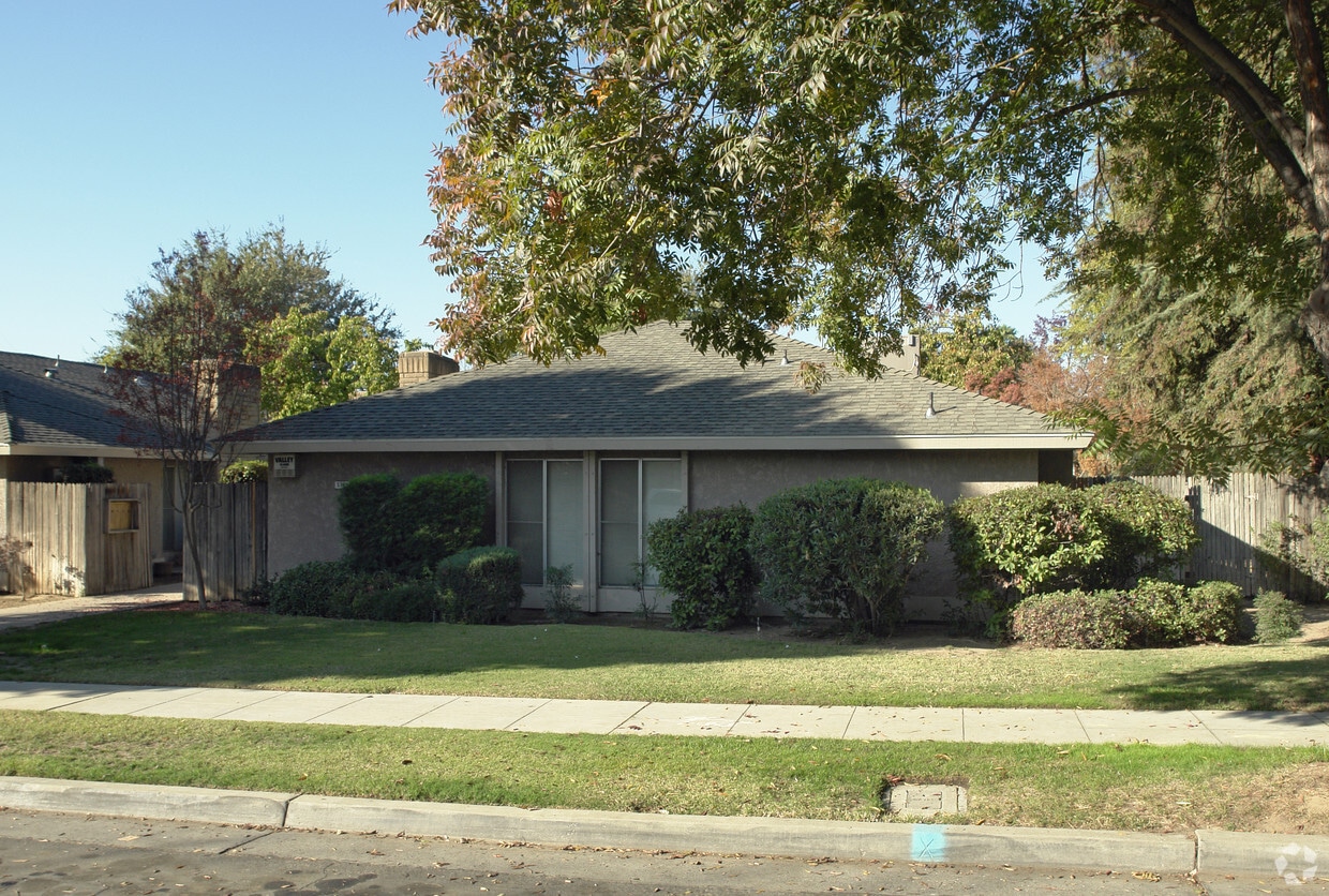 Building Photo - 5789 N Valentine Ave