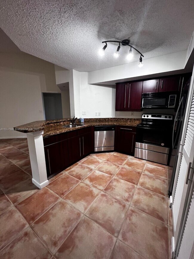 Foto del edificio - 741 N Pine Island Rd