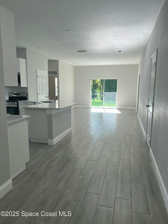 Building Photo - 571 San Filippo Dr SE