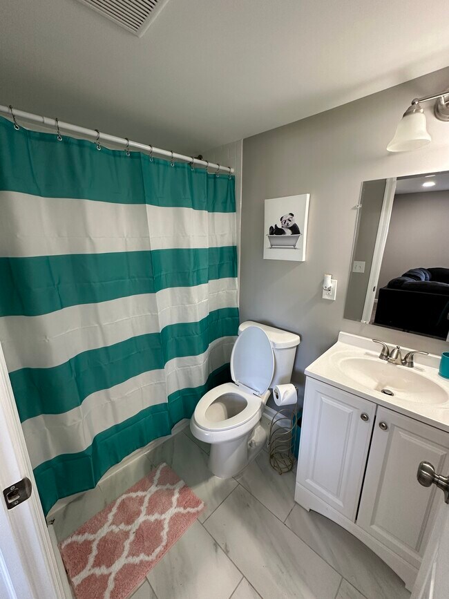 Foto del edificio - 713 Biddle Rd