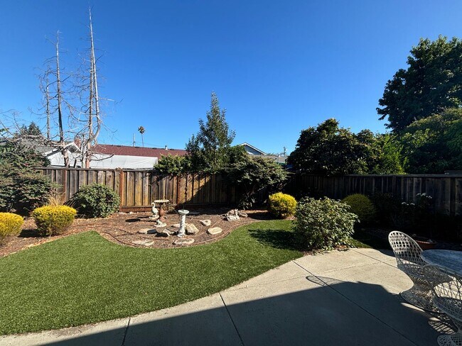 Building Photo - 3 Bed 2 Bath in Hayward Available Now