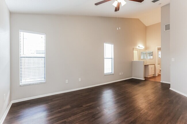 Building Photo - 11715 Lynmoor Dr