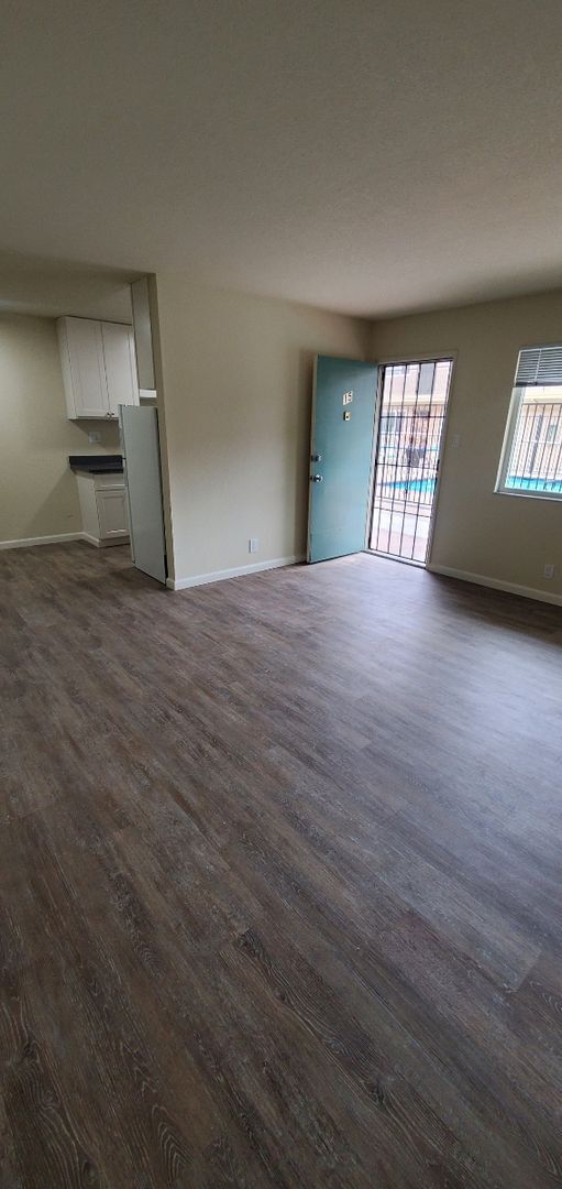 Foto del edificio - Downstairs 1 bedroom apartment with off st...