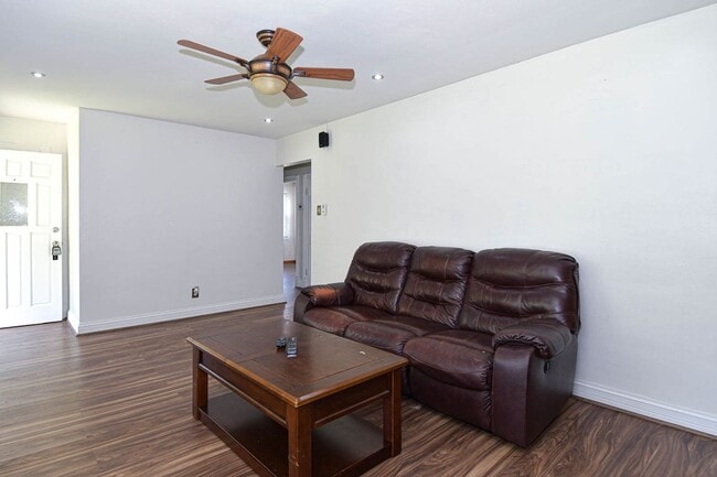 Foto del edificio - 9310 Radio Dr