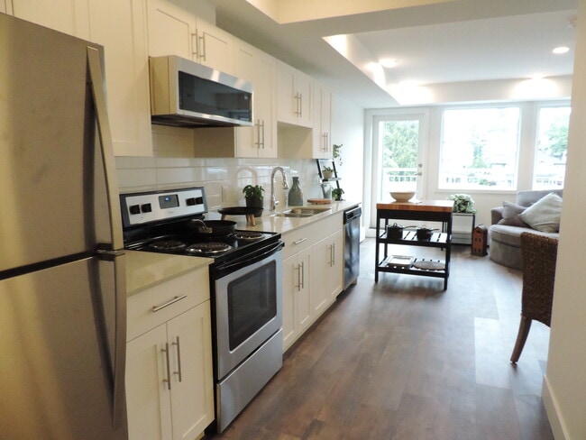Building Photo - Beautiful 1 Bedroom 1 Bath with Balcony