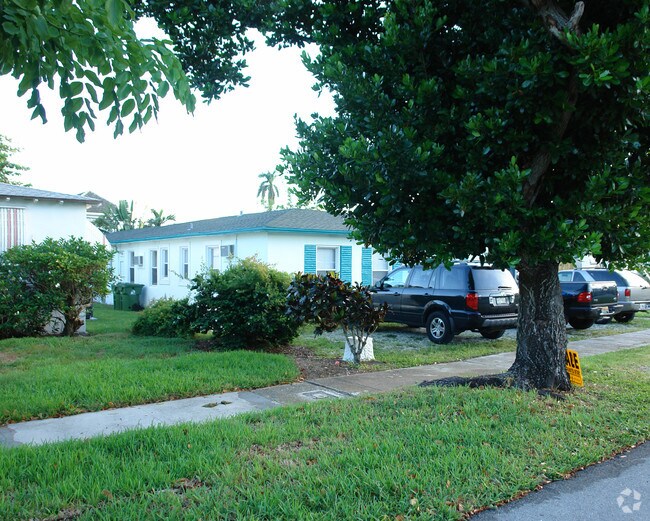 Building Photo - 1633 NE 4th Pl