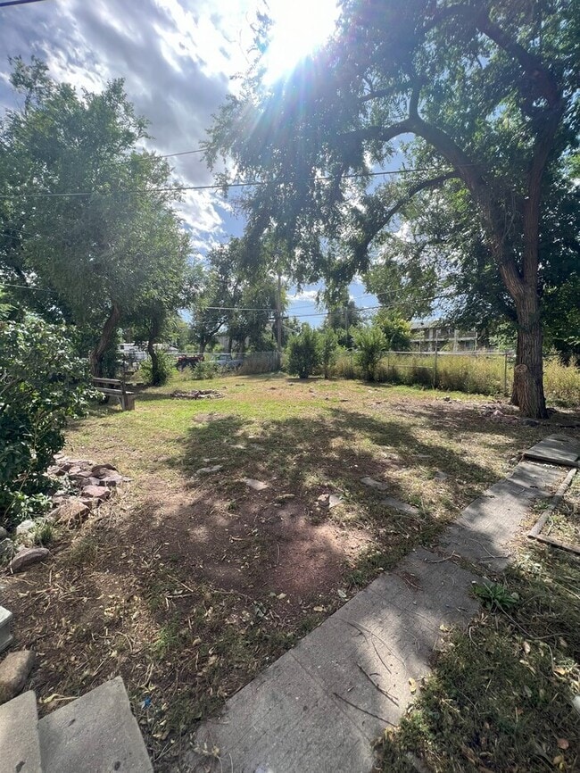 Building Photo - Spacious 3 bedroom with backyard