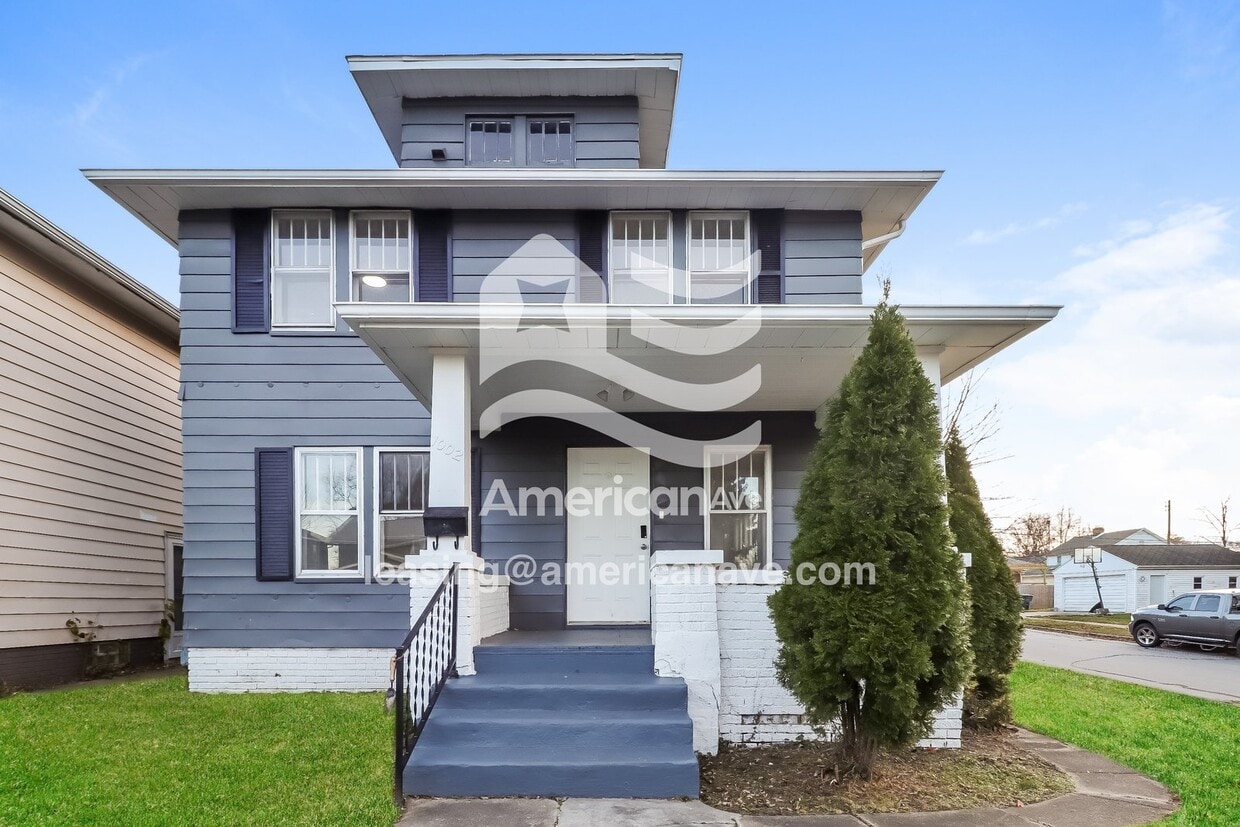 Primary Photo - 1002 E Victoria St