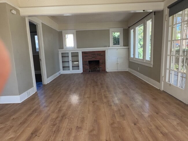 Building Photo - "Charming Riverside Retreat: Cozy 2-Bedroom Home with Modern Comforts!"