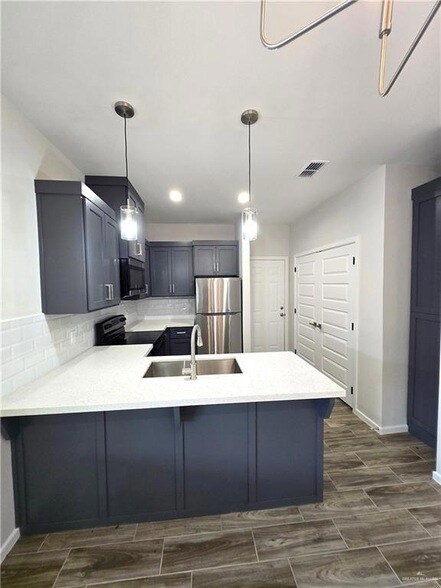 Foto del edificio - 913 N Clarence Ave