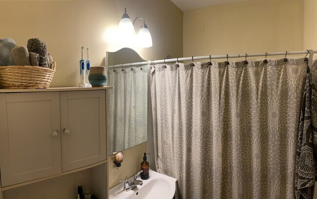 Baño - 3449 N Booth St