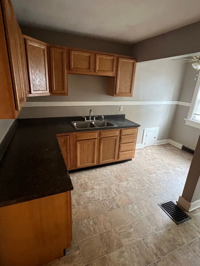 Building Photo - Beautiful 2 bedroom 1 bath with full basememt