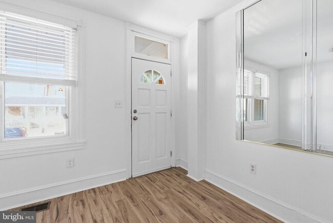 Foto del edificio - 211 E Poplar St