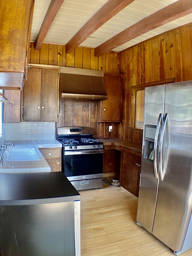 Building Photo - 2861 Hollyridge Dr