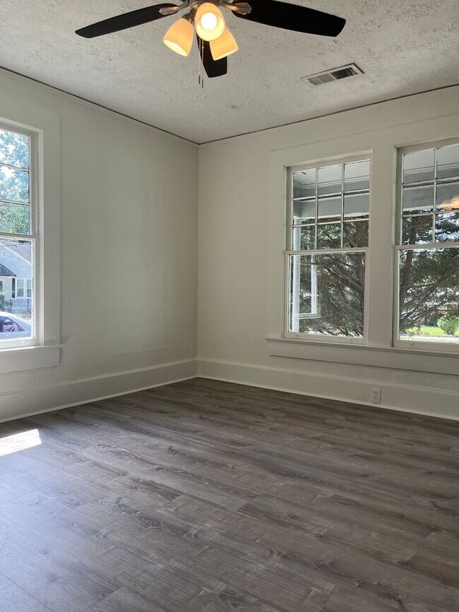 Foto del edificio - Spacious 2bd/1.5ba Home Minutes From W Midtown!