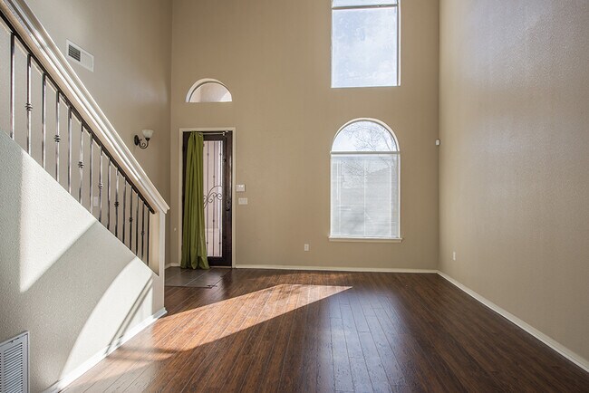 Foto del edificio - BEAUTIFUL EASTSIDE HOME FOR RENT
