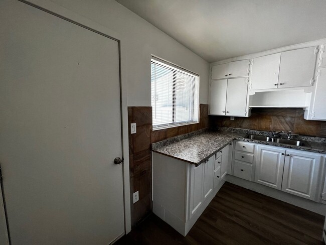 Building Photo - Remodeled 2 Bedroom 1 Bath