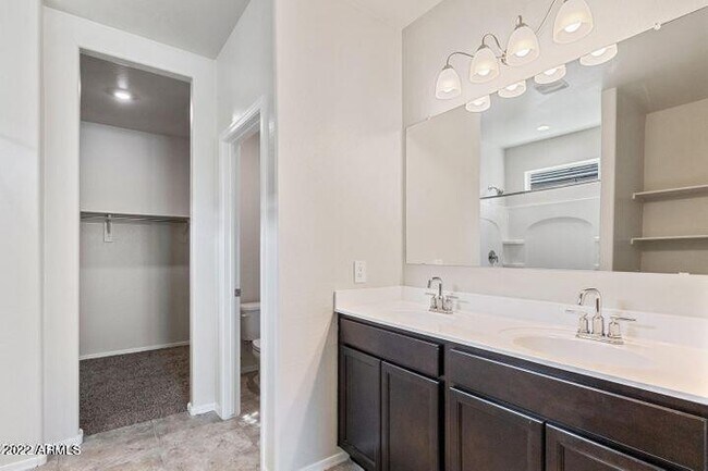 Foto del edificio - 1075 W Chimes Tower Dr