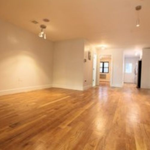Foto del edificio - 261 Tompkins Ave