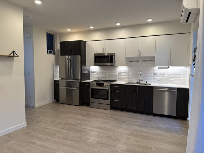 Foto del edificio - Modern 2-Bed, 2-Bath Townhome near Madison Valley – Exceptional Light, Design & Location