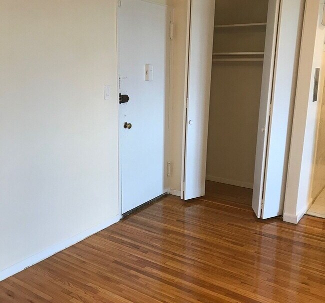 Foto del edificio - "Charming 1-Bedroom Haven with Granite Touches & Gleaming Hardwood - 800 Sq Ft Gem in The Bronx!"