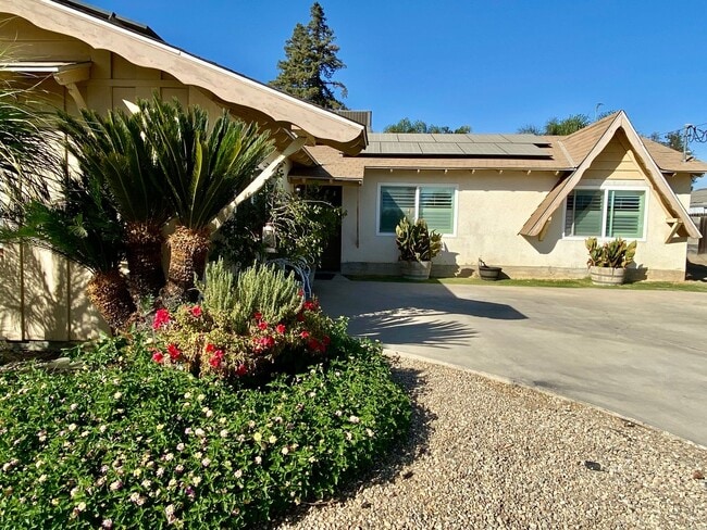 Building Photo - Coming Soon! Spacious 4-Bed, 2-Bath Country Home with Pool, Spa, and More!