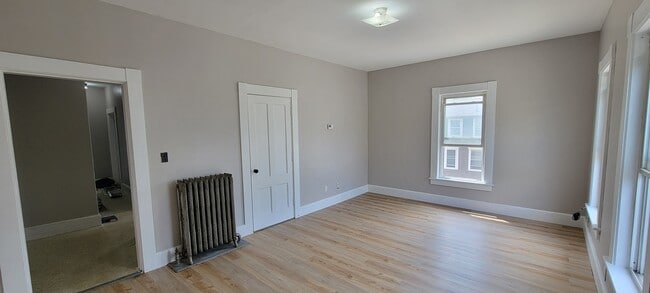 Large Living Room or Bedroom - 47 Pine St