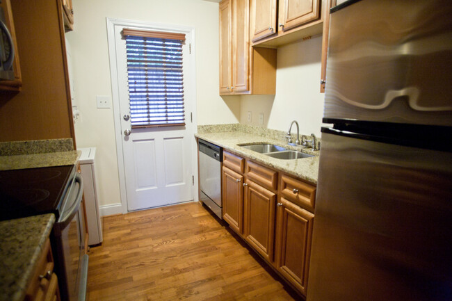 Foto del edificio - 2 Bedroom Condo just minutes from Carrboro...