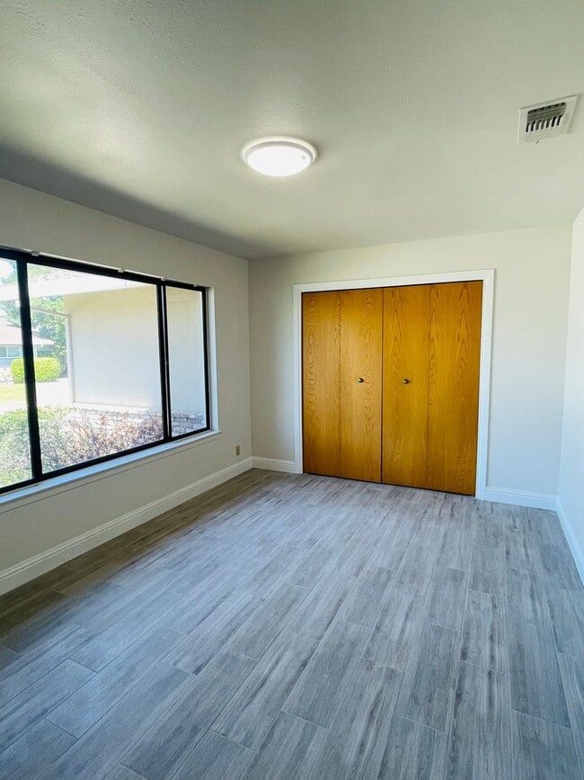 Foto del edificio - 3724 Hillcrest Ln