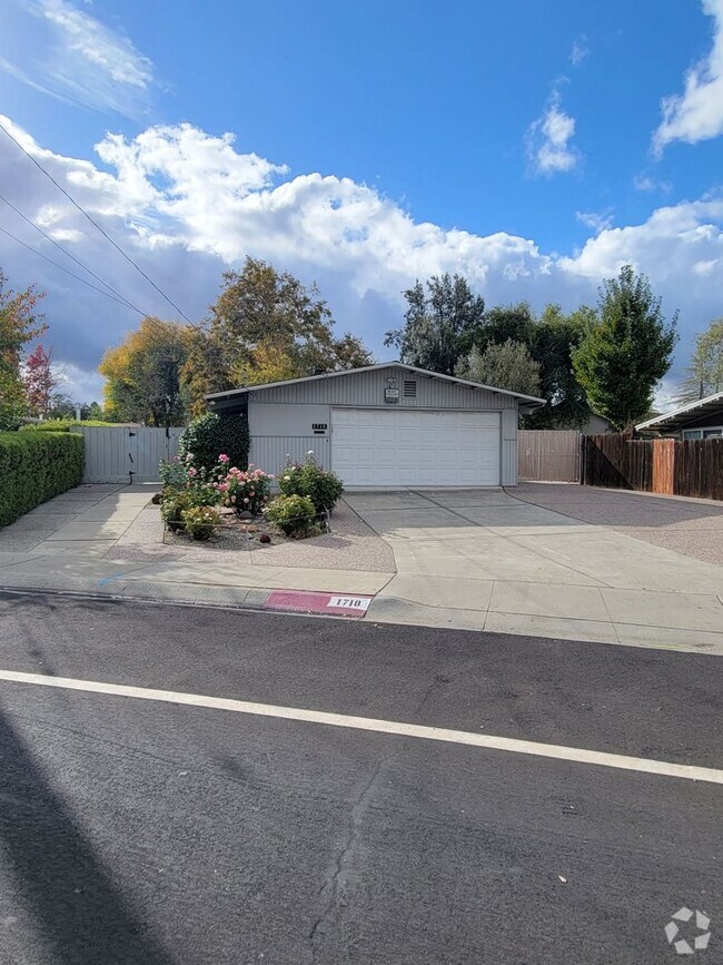 Building Photo - 1718 Oakmead Dr