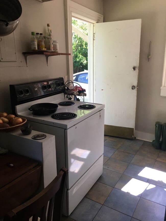 Building Photo - Cozy 1 Bedroom/ 1 Bath Unit in East Nashville, Close to Shelby Bottoms and Five Points, W/D included