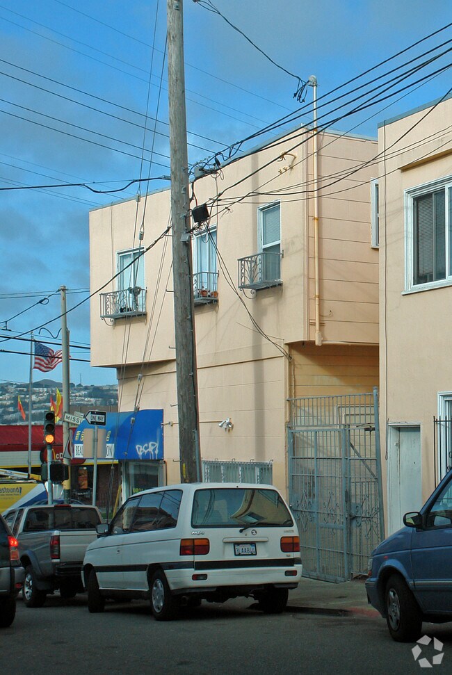 Building Photo - 13-17 Guttenberg St