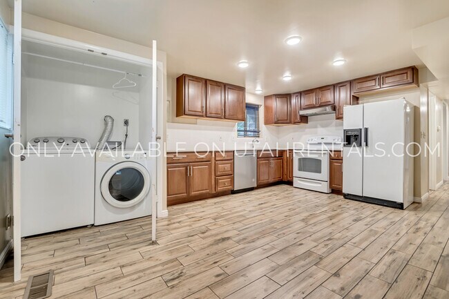 Building Photo - 2551 E Elm Ave